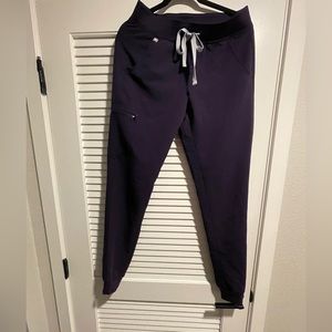 Figs Zamora jogger women’s scrubs in the color deep purple size small/tall